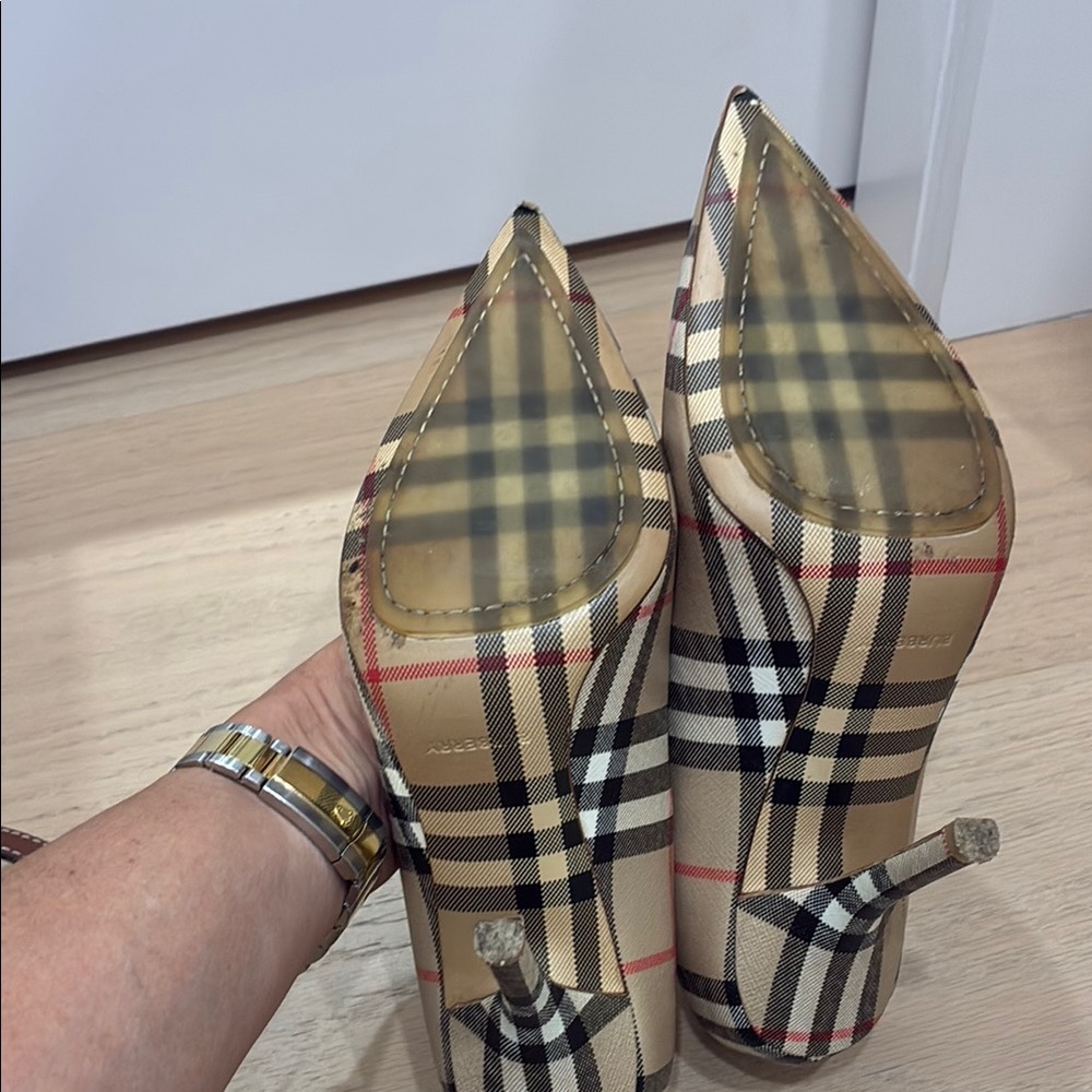 Burberry Cream and Black Heels with Classic Check Pattern size 8 - Picture 7 of 8